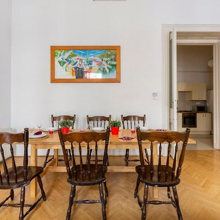 Bourgeois Elegance In The Heart Of Boedapest Buitenkant foto