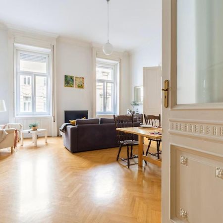 Bourgeois Elegance In The Heart Of Boedapest Buitenkant foto