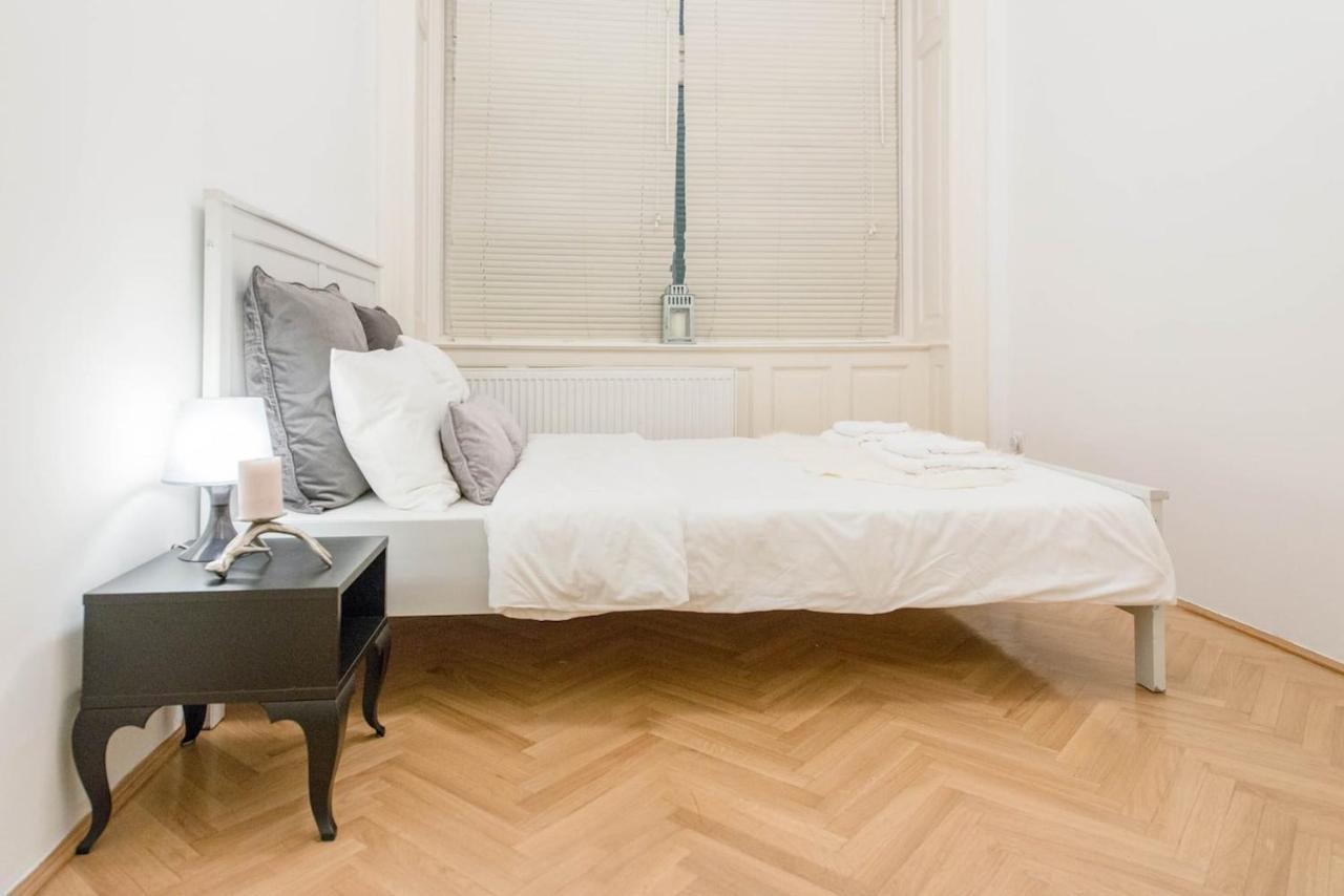 Bourgeois Elegance In The Heart Of Boedapest Buitenkant foto