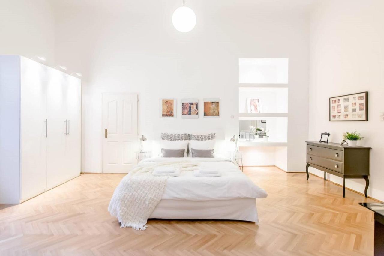 Bourgeois Elegance In The Heart Of Boedapest Buitenkant foto